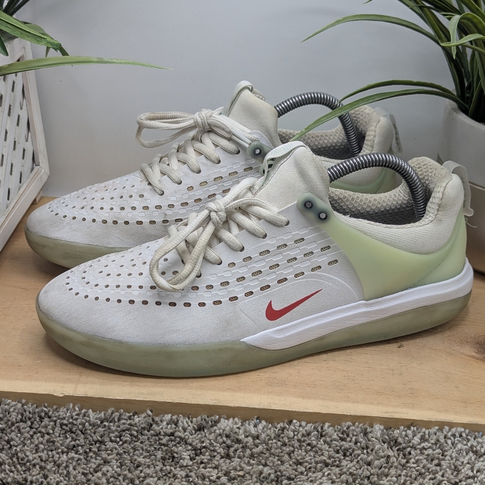 Nike SB Zoom Nyjah White Green Mens Size 9  Running Shoes Casual Walking